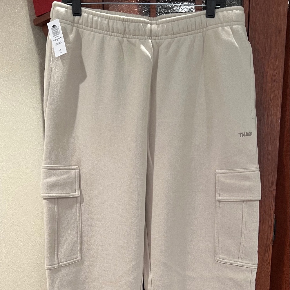 Aritzia TNA cargo sweatpants. Size L